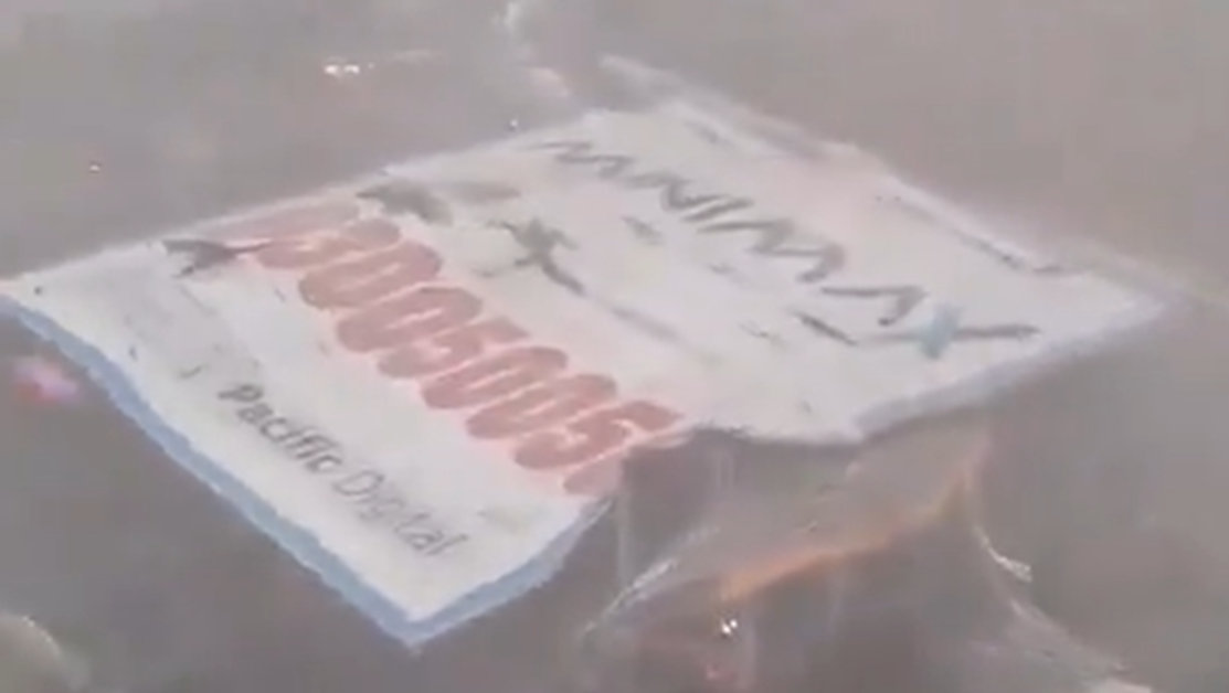 Гигантски билборд се срути в Мумбай, има жертви и ранени ВИДЕО
