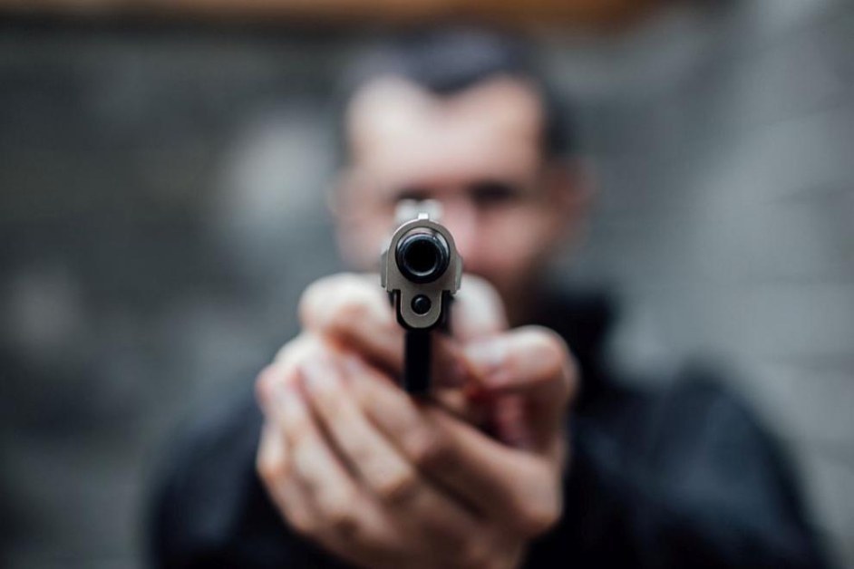 Мъж плаши с пистолет роден кмет