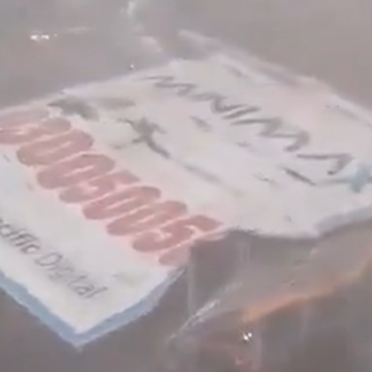 Гигантски билборд се срути в Мумбай, има жертви и ранени ВИДЕО