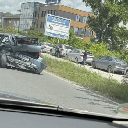 Катастрофа стана по рано днес в Пловдив Лек автомобил е със