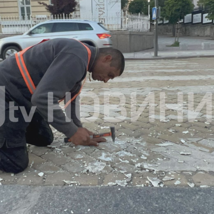 Маркировката  положена върху жълтите павета в центъра на София се сваля