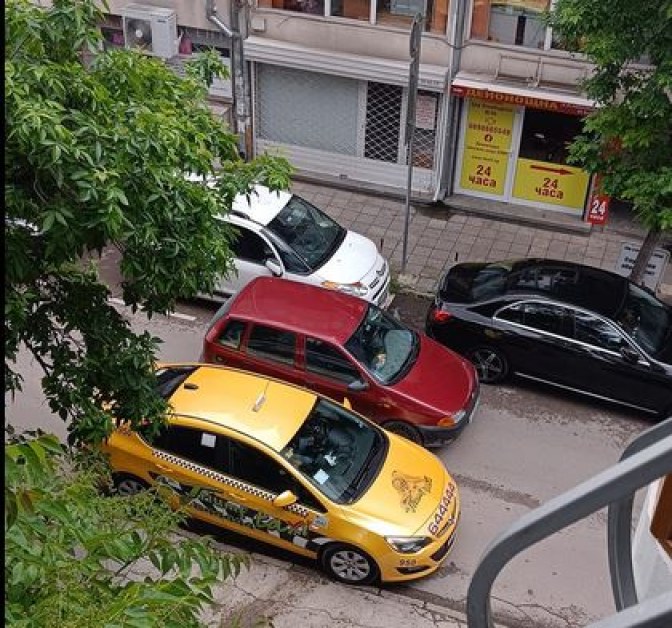 Показаха култово паркиране в наш град СНИМКА