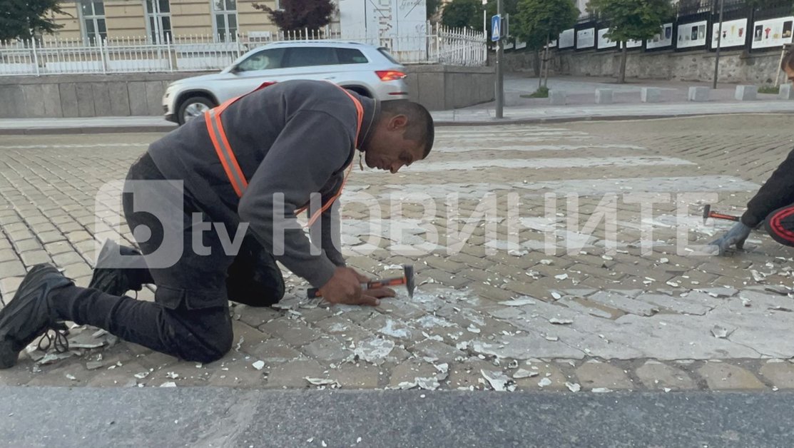 Работници свалят маркировката от жълтите павета с чук ВИДЕО