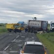 Два камиона се блъснаха, блокираха път СНИМКА