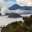 Индонезийският вулкан Ибу изригна отново ВИДЕО