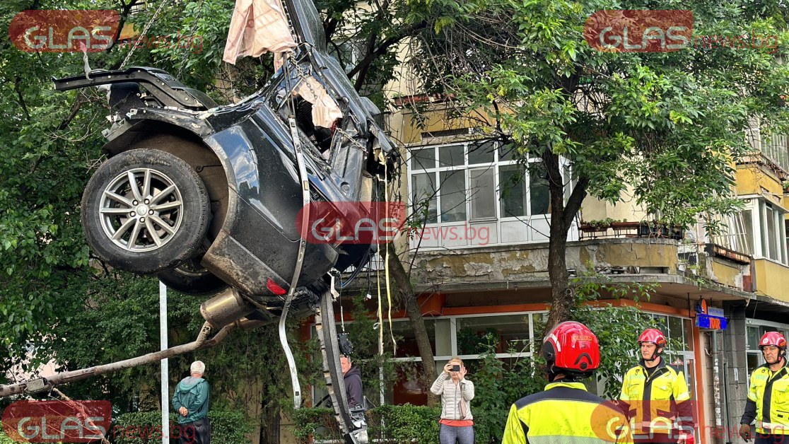 Вдигнаха разцепилата се на две кола след смъртоносния инцидент в Пловдив СНИМКИ