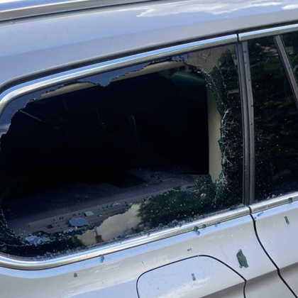 Автомобил в столичния квартал Гоце Делчев осъмна с разбито странично