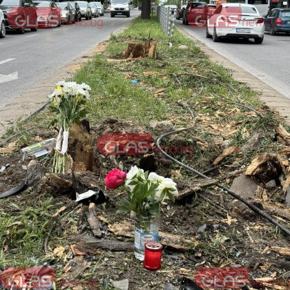 Цветя, свещи и карти за игра оставиха близките на загиналите в Пловдив