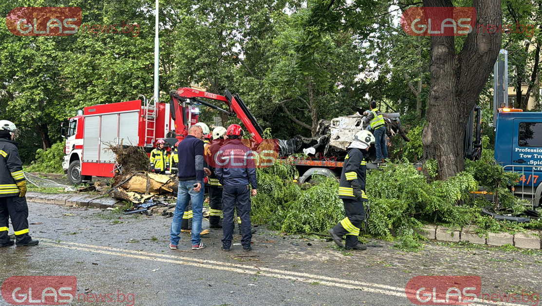 Какво е състоянието на пожарникаря, пострадал при тежката катастрофа в Пловдив