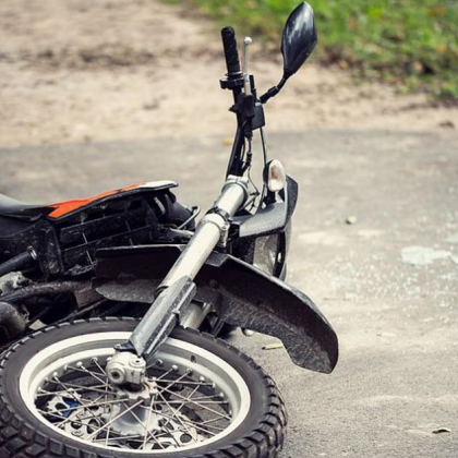 36 годишен мотоциклетист без книжка се заби в трактор край