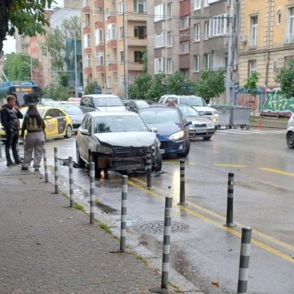 Катастрофа стана днес в София Два леки автомобила са се