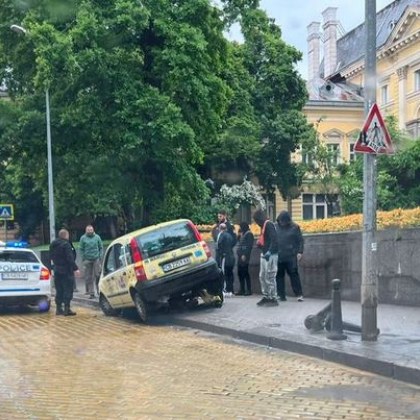 Пореден пътен инцидент в София при който кола отнася ограничителни