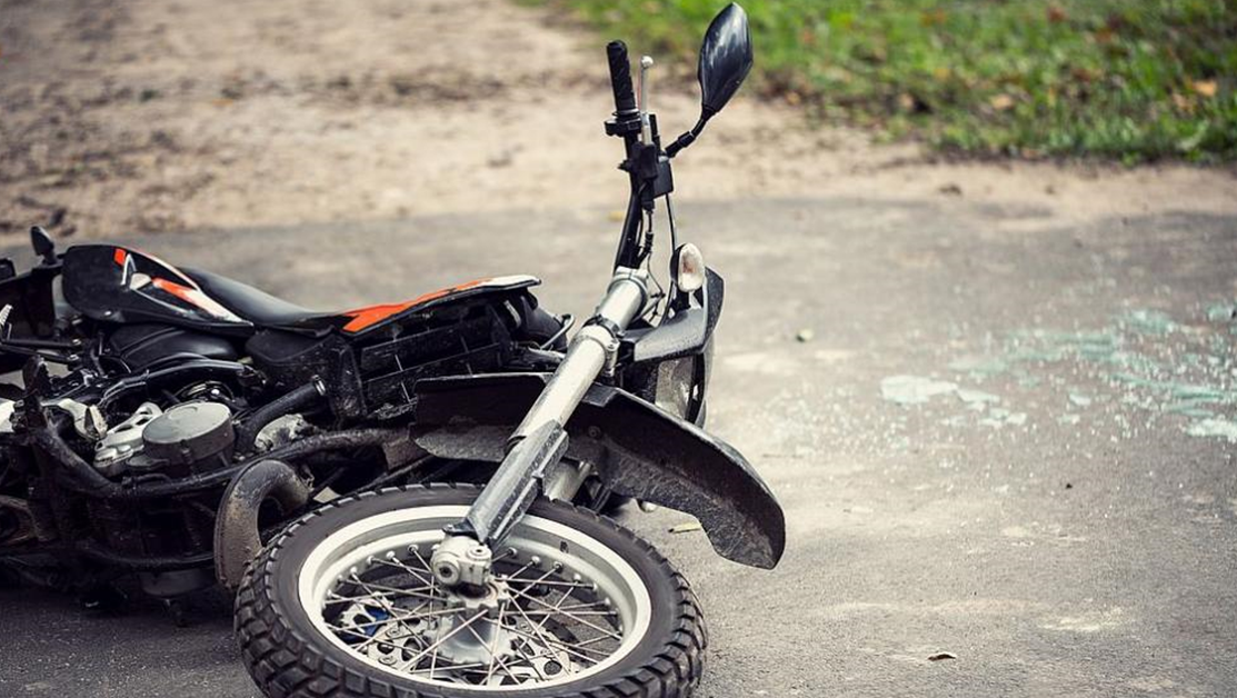 36-годишен мотоциклетист без книжка се заби в трактор край Кнежа,