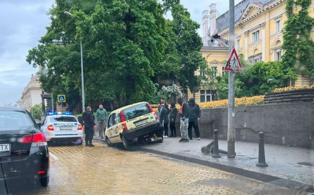 Отново: Такси помете колчета, озова се на тротоара СНИМКИ