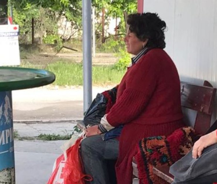 Познавате ли тази жена? От дни стои сама на спирка СНИМКА