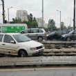 Кола кацна на трамвайни релси в София СНИМКИ