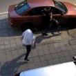 Младеж вандалства по кола на тротоар. Каква е причината? ВИДЕО