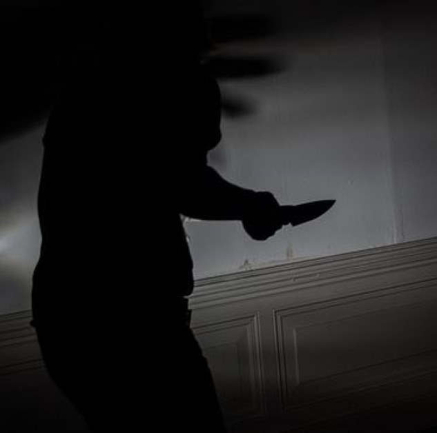 Въоръжен нападна минувачи с нож, има ранени