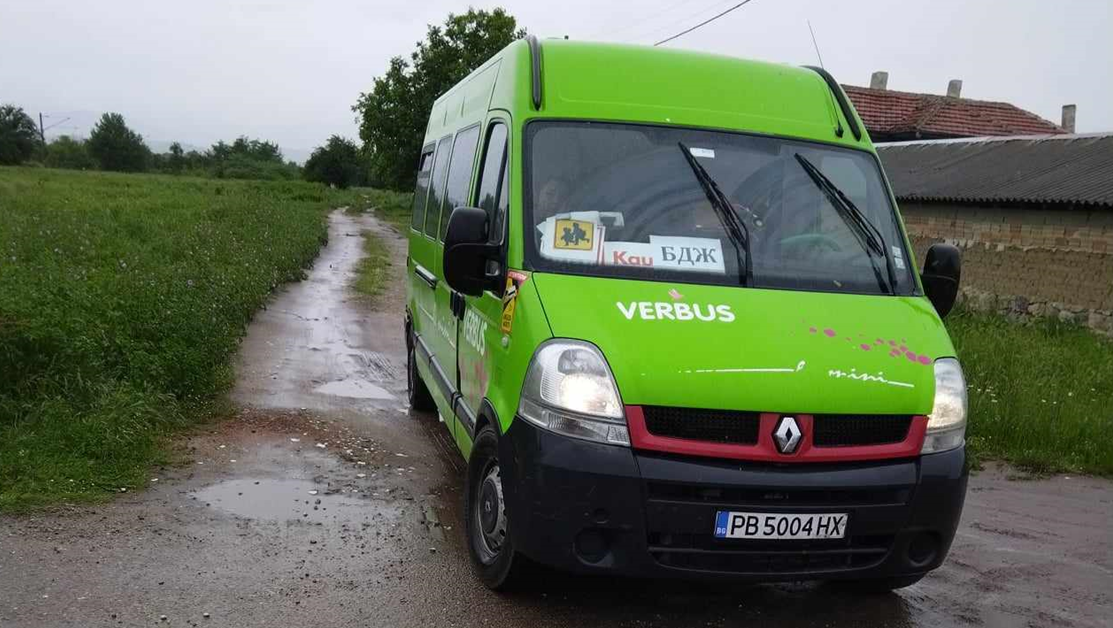 БДЖ превозва пътници с малки и неудобни микробуси в Пловдивско СНИМКА