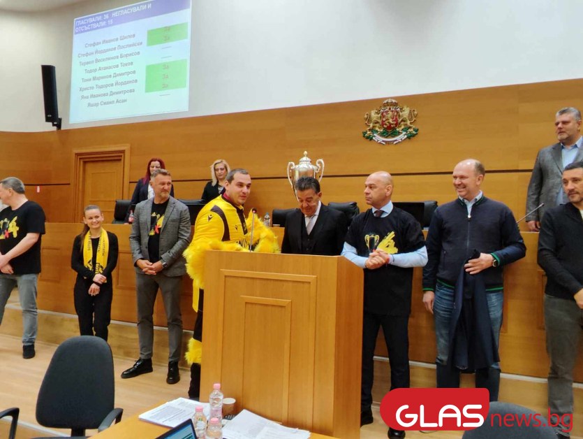 Футболистите и ръководството на Ботев изненадаха общинския съвет и ръководството