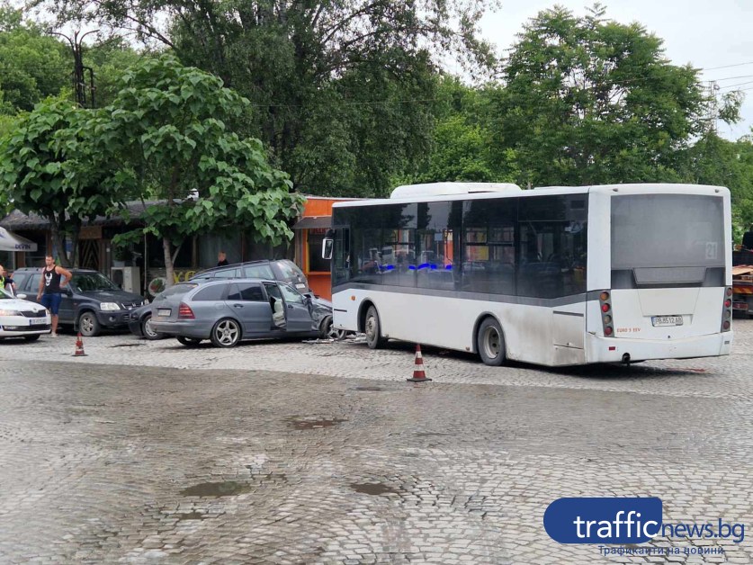 Мерцедес се заби в автобус на Градски транспорт на автогара