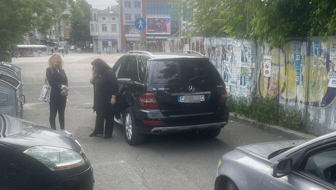 Мъж твърди, че шофьорка е запушила улица в Бургас, тя му предложи да се видят в съда