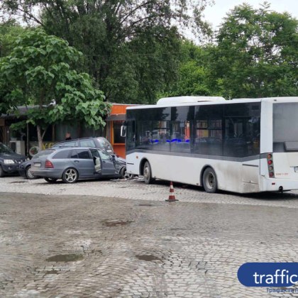 Мерцедес се заби в автобус на Градски транспорт на автогара