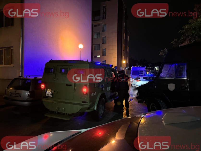 Прожектори осветиха барикадиралия се полицай в Пловдив, пристигнаха барети  СНИМКИ