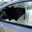 Мъж счупи стъкло на кола с брадва, има ранен