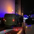 Прожектори осветиха барикадиралия се полицай в Пловдив, пристигнаха барети  СНИМКИ