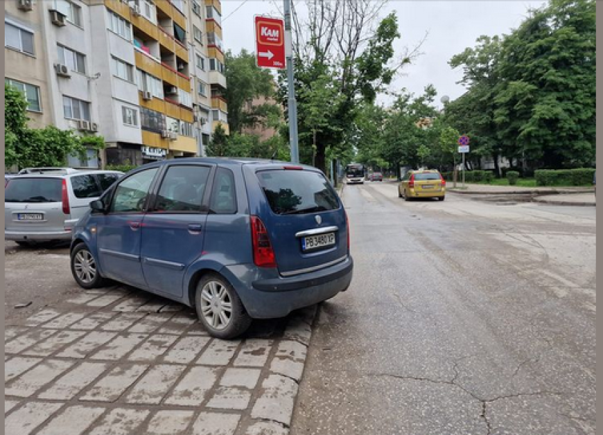 Майка остави децата си сами в кола в Пловдив, возилото потегли без нея