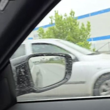 Нелепа но и потенциално опасна ситуация на един от входовете