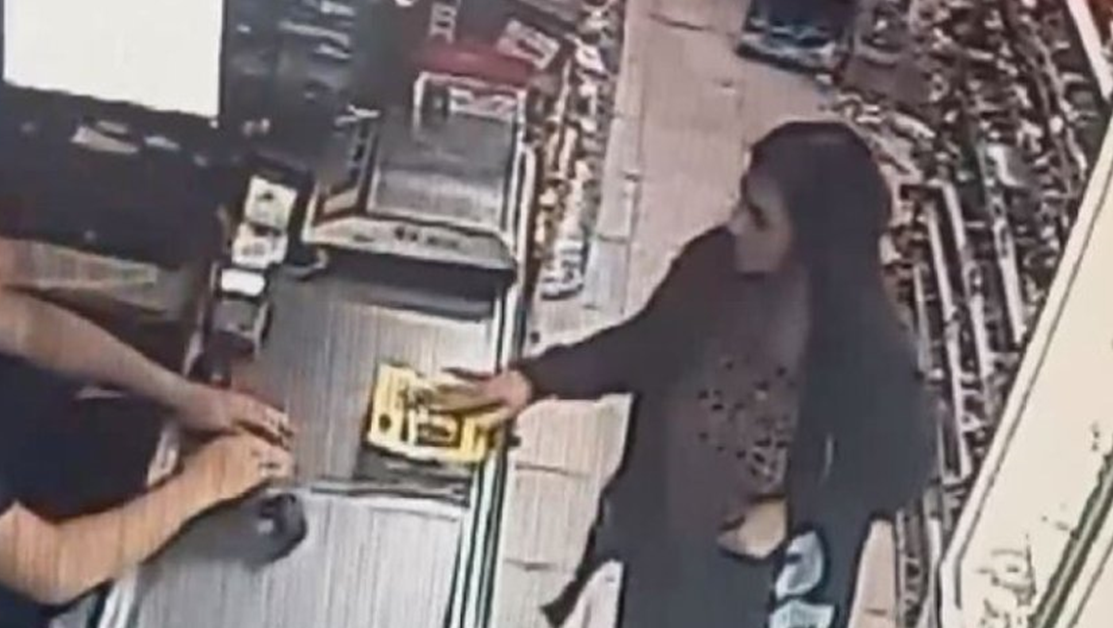 Задържаха жената, заснета да краде кутии с дарения от магазини в София