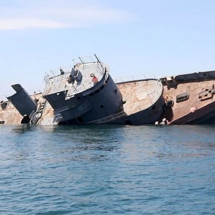 Трима души са обявени за изчезнали след като кораб плаващ