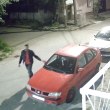 Млад мъж вандалства по две паркирани коли ВИДЕО