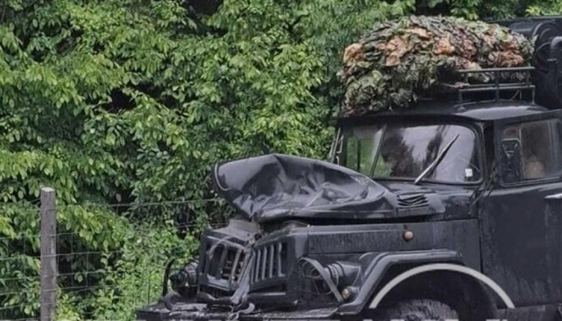 Брутален удар, паникьосани хора пищят! Военен камион удари бус в аварийната на „Тракия”