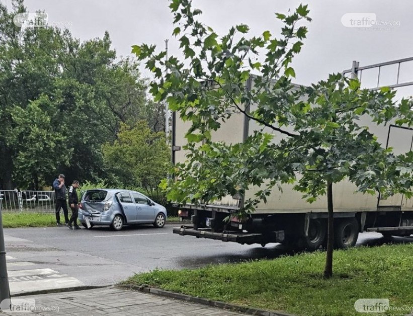 Деца и майка им са пострадали при удара между кола и камион* СНИМКА