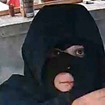 Полицаи издирват апаш обрал частен дом във Враца съобщиха от