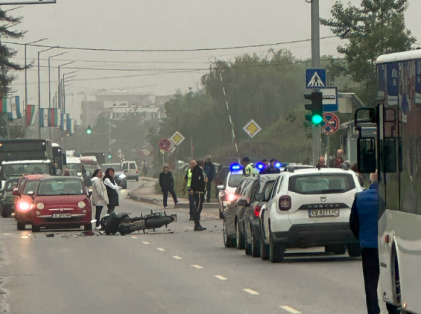 Лек автомобил е блъснал моторист на Коматевско шосе в Пловдив.