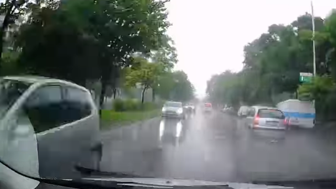 Три коли навлязоха в насрещното на булевард в Пловдив ВИДЕО