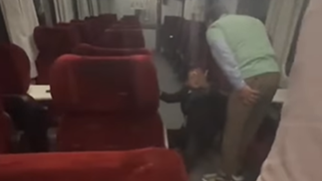 Пътник нападна кондуктор в бързия влак от Видин до Курило ВИДЕО