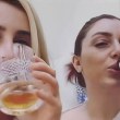 Дъщерята на убита иранка отпразнува смъртта на Раиси с бира