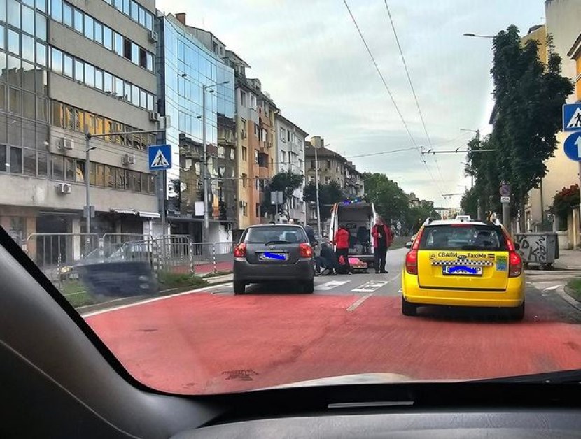 Блъснаха пешеходец в София, пристигна линейка СНИМКА