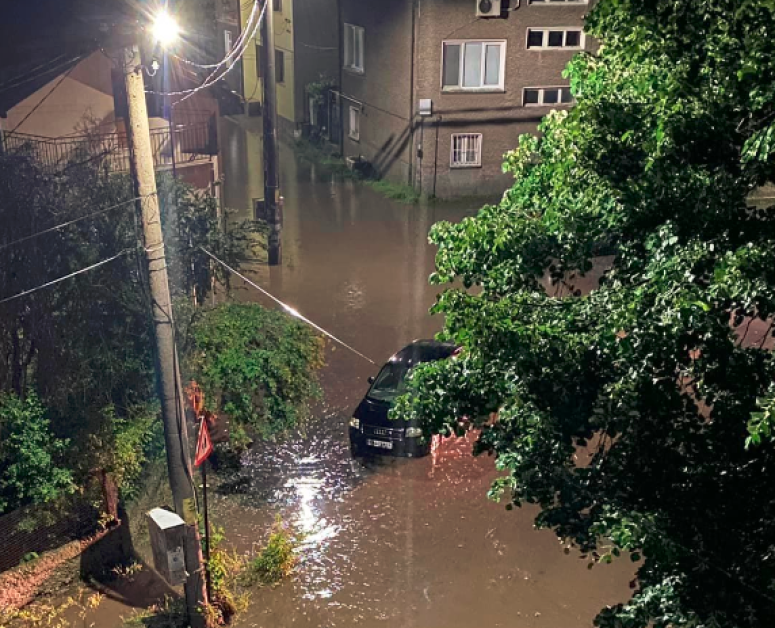 Дупничанка се оплака от поредното наводняване на улиците около дома