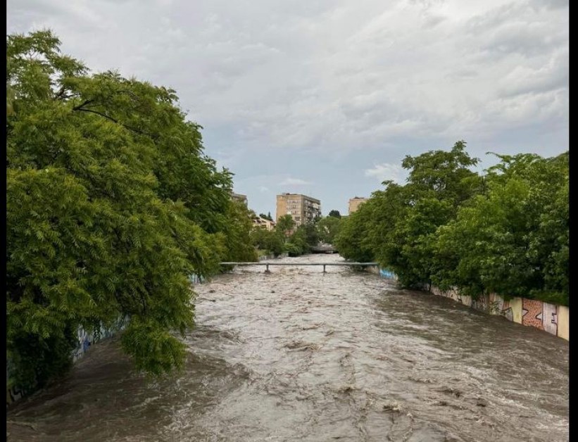 След бурята: повиши се нивото на столична река ВИДЕО