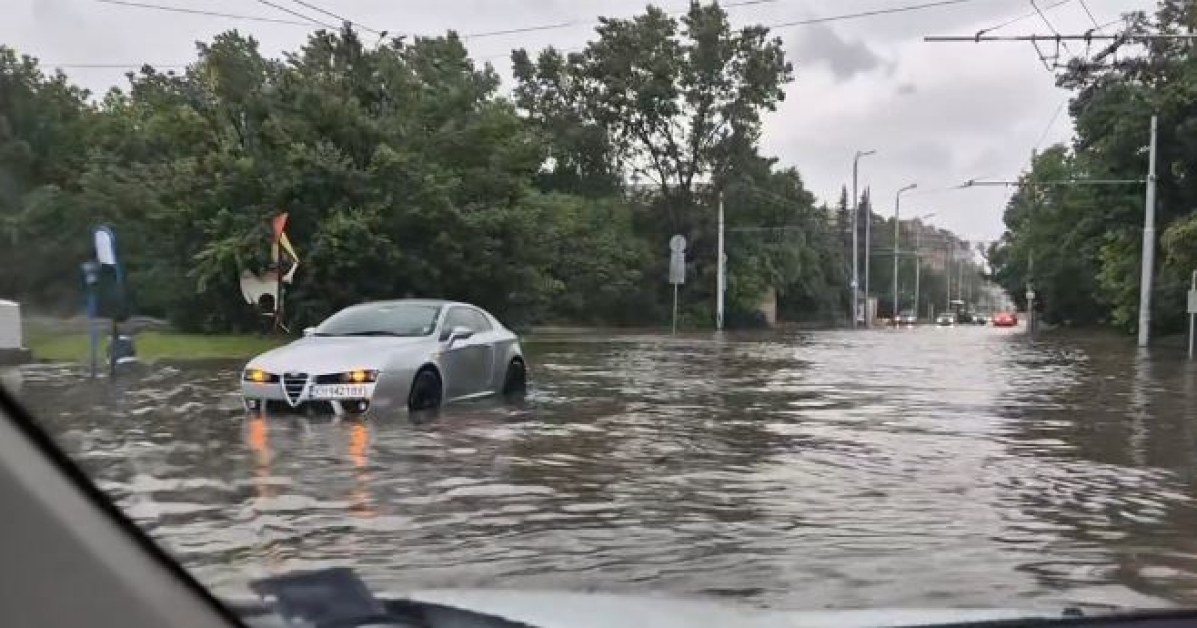 Кръстовище се напълни с вода, кола се озова посредата СНИМКИ