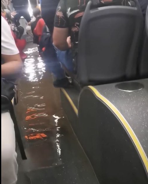 Бурята в София: вода проникна в движещ се автобус СНИМКИ