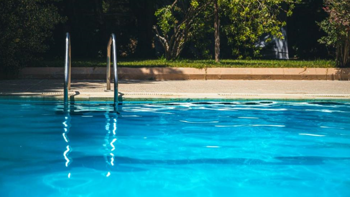 Хотелиер в Слънчев бряг пълни басейн с вода от противопожарен кран