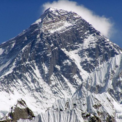 Непалската алпинистка Пхуньо Джангму Лама стана най бързата жена изкачила Еверест Базовият