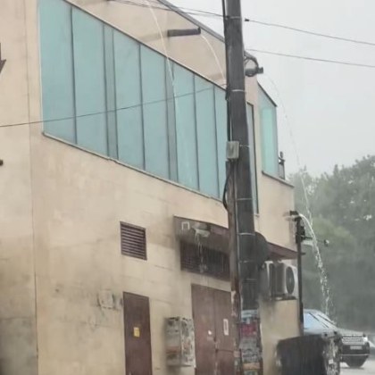 Сграда в София има интересен начин за отводняване Няколко тръби